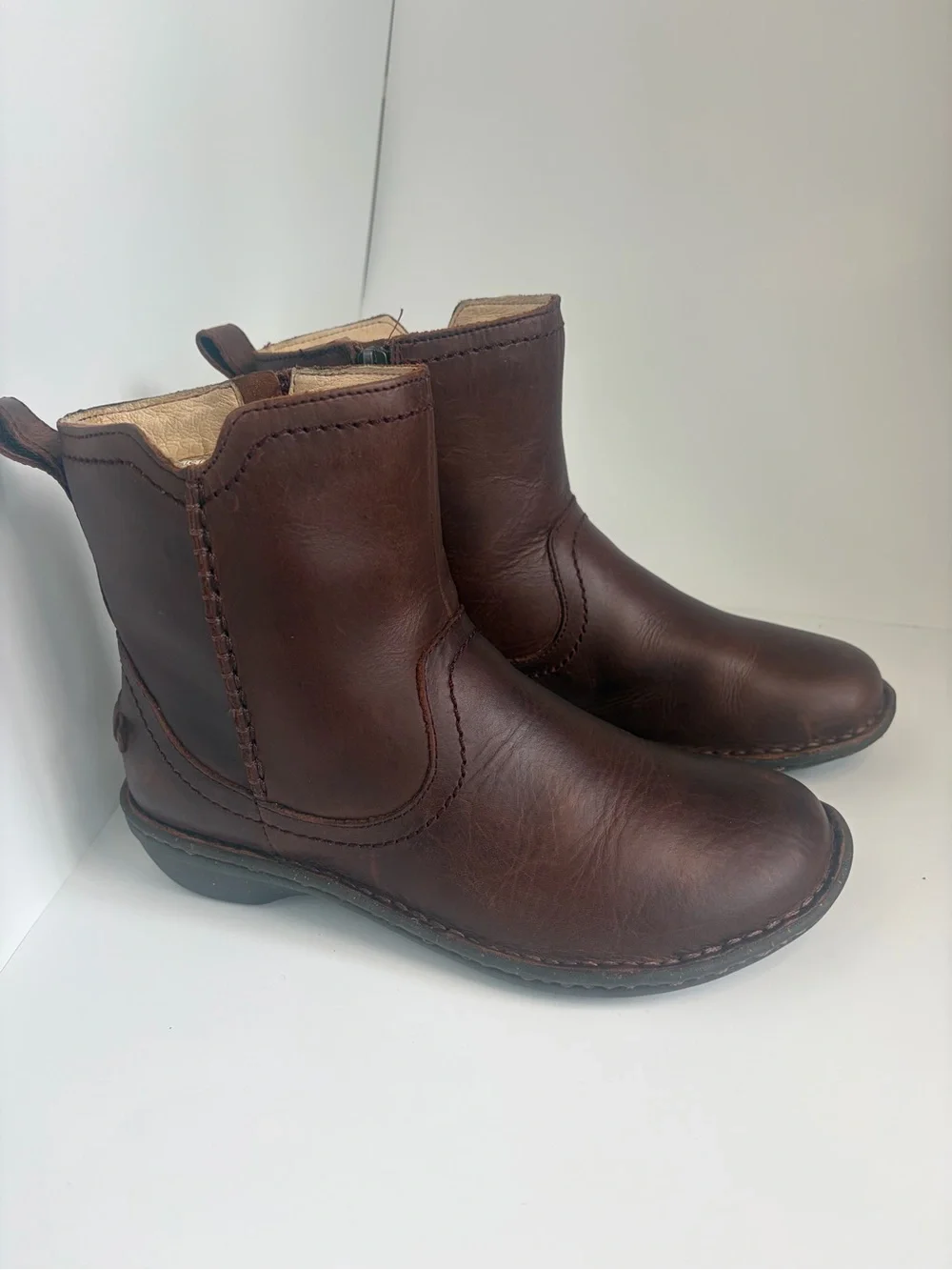 UGG Women’s Brown Leather Boots Size 7